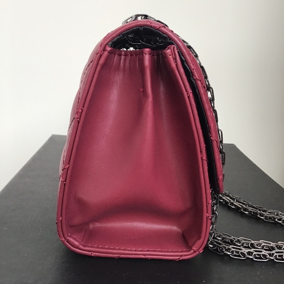 Fabulous dark red quilted fashion handbag with solid high end hardware - Picture 3 of 8